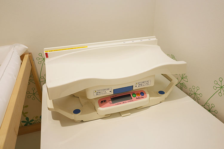 ベビースケール乳児の体重を測ります。