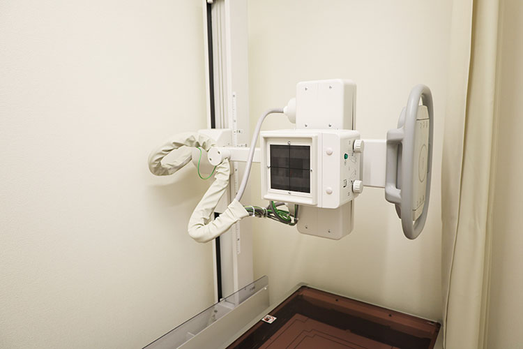 エックス線検査心臓の大きさや肺炎などの診断時に検査します。お子様は寝転んで撮影が可能です。
