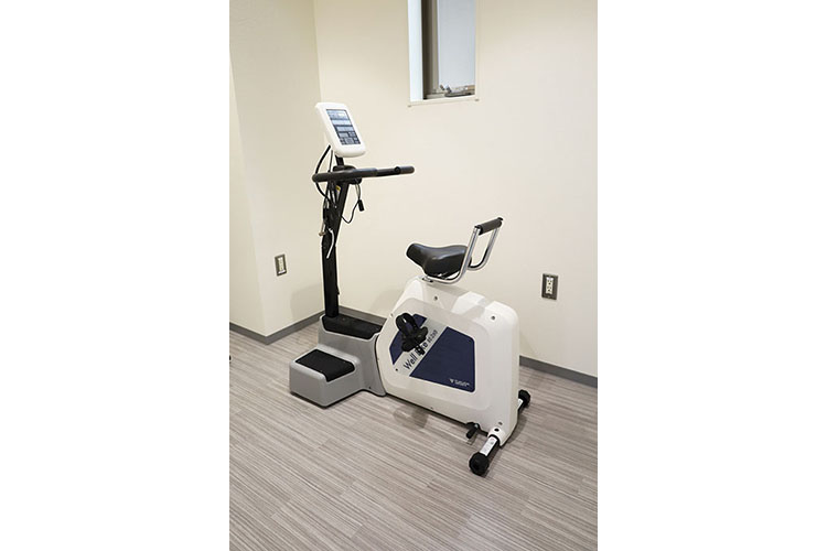 負荷心電図検査自転車のペダルをこいで心臓に負荷をかけた状態で血圧や心電図を観察します。